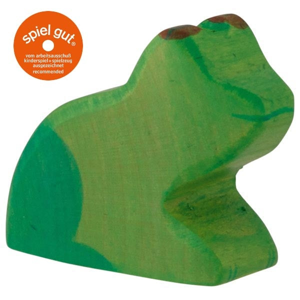 Green wooden bear toy with 'spiel gut' logo on a white background